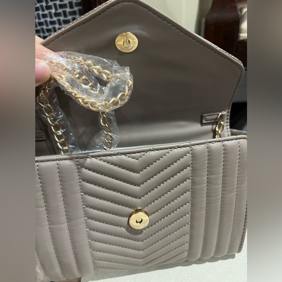 NWT-  Badgley Mischka v quilting center crossbody in taupe  - style 4183 - Picture 5 of 7